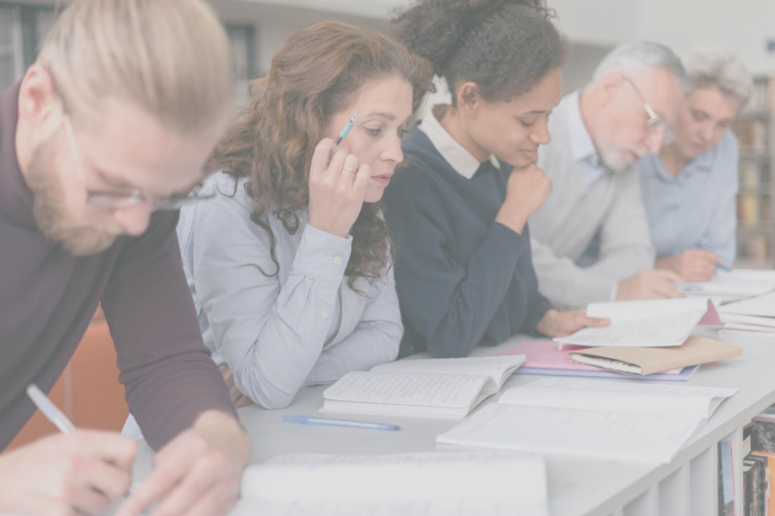 Interface de calendrier d'investissement professionnel avec graphiques financiers